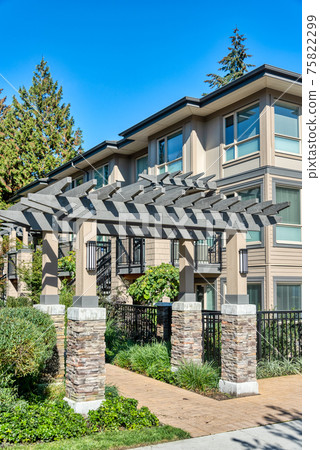 Row of residential townhouses on a sunny day 75822299