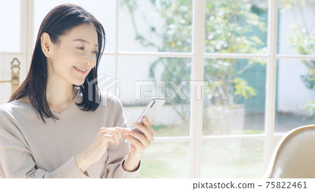 middle woman using smartphone 75822461