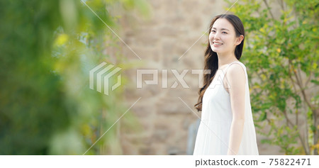在花園裡散步的女人美女形象健康養生 在花園裡散步的女人美女形象健康養生 75822471