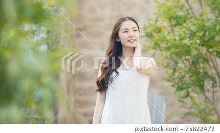在花園裡散步的女人美女形象健康養生 75822472