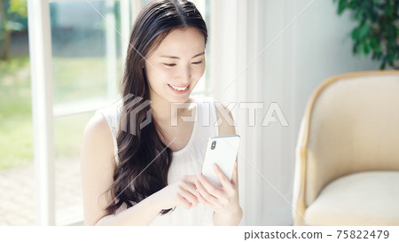 A woman using a smartphone 75822479