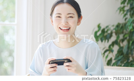 女玩家玩遊戲 75823128