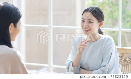 兩個說話的女人 75823129