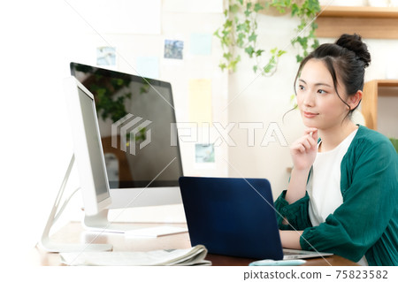 遠程辦公的女人 遠程辦公的女人 75823582