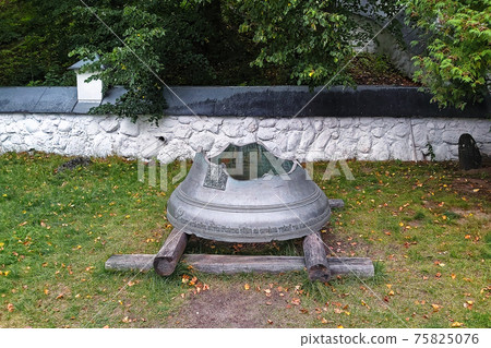 Broken bell. Broken bell. 75825076