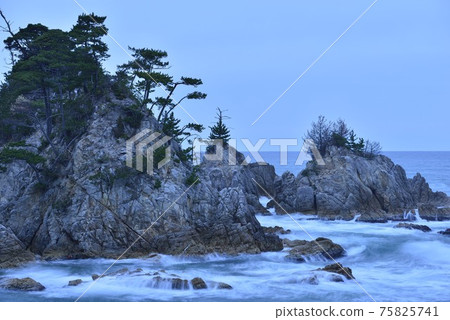 [鳥取縣岩見町]烏來鷗海岸和西脅市的冬季浪 75825741