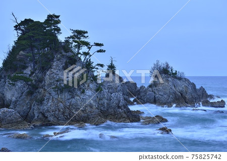 [鳥取縣岩見町]烏來鷗海岸和西脅市的冬季浪 75825742