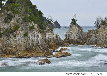 [Iwami Town, Tottori Prefecture] Winter waves on the Uradome coast and Nishiwaki 75825762