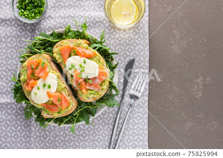 Toasts with salmon and hollandaise sauce Toasts with salmon and hollandaise sauce 75825994