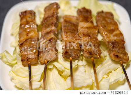 捲心菜上的烤雞肉串_福岡/博多的Yakitori 75826224