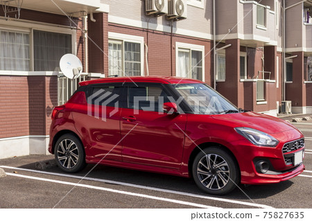 建築和紅色汽車 建築和紅色汽車 75827635