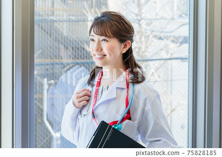 Young female doctor working in a hospital Young female doctor working in a hospital 75828185