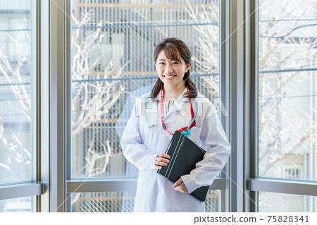 在醫院工作的年輕女醫生 在醫院工作的年輕女醫生 75828341