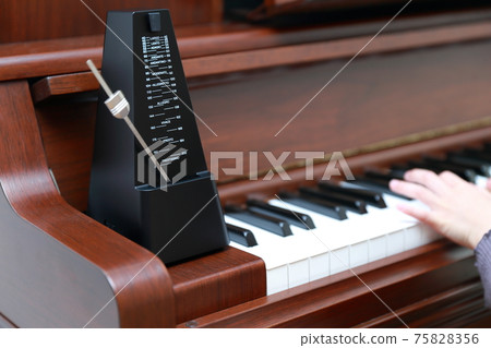 女孩的手指和節拍器彈立式鋼琴 女孩的手指和節拍器彈立式鋼琴 75828356