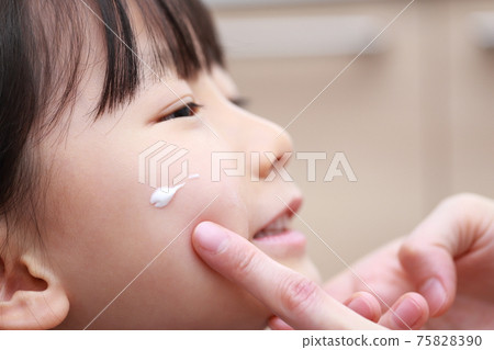 Mom's finger to apply the ointment to the child 75828390