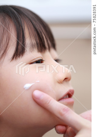 Mom's finger to apply the ointment to the child 75828391