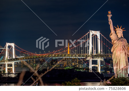 從東京都港區台場看東京灣和自由女神像的夜景 75828606