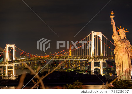 從東京都港區台場看東京灣和自由女神像的夜景 75828607