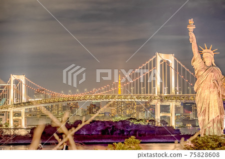 從東京都港區台場看東京灣和自由女神像的夜景 75828608