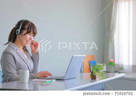 在線meeting_woman拿著耳機 75828782