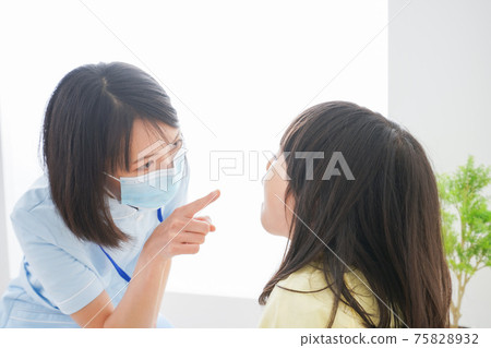 小女孩從牙醫那裡得到治療 75828932