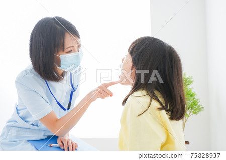 小女孩從牙醫那裡得到治療 小女孩從牙醫那裡得到治療 75828937