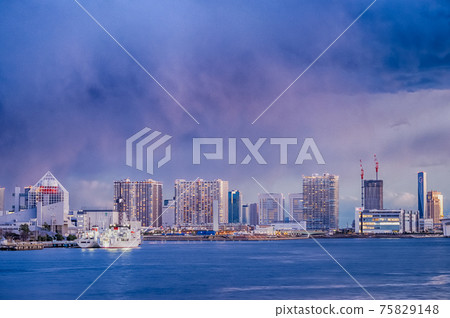 從東京都港區竹芝看的東京灣晚上的城市景觀 從東京都港區竹芝看的東京灣晚上的城市景觀 75829148