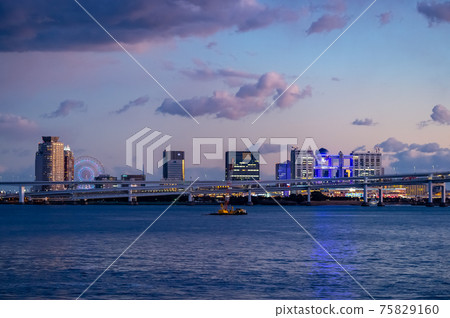 從東京都港區竹芝看的東京灣晚上的城市景觀 從東京都港區竹芝看的東京灣晚上的城市景觀 75829160
