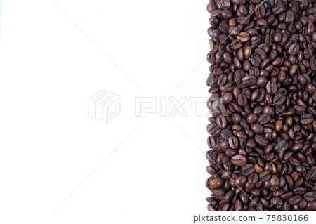 在白色背景上的新鮮烤的咖啡豆 75830166