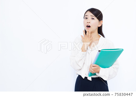 她三十多歲的驚訝的商界女強人 75830447