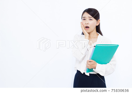 Surprised business woman in her thirties Surprised business woman in her thirties 75830636