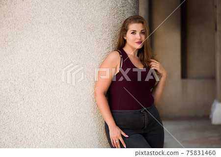 Young stylish woman walking on the city street-照片素材（圖片