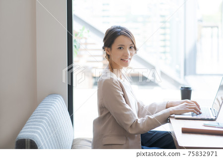 Portrait of a working woman　 75832971