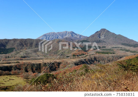 Hiruzen高原，秋天陽光明媚，從Kimendai天文台休息區俯瞰大山 75833831