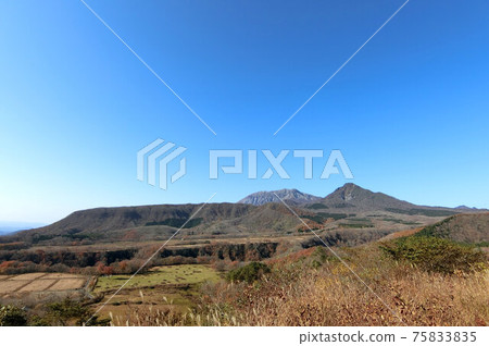 Hiruzen高原，秋天陽光明媚，從Kimendai天文台休息區俯瞰大山 75833835