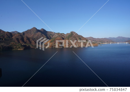 從群馬縣長野原町Yamba水壩上游的Fudo橋望向Yamba水壩 75834847
