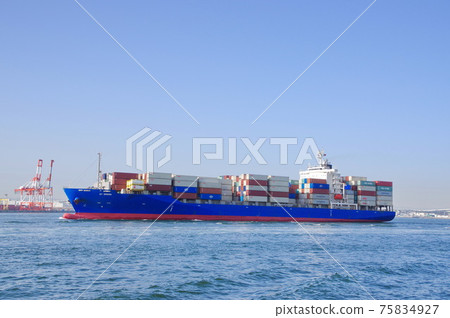 一艘從大阪港口駛離大阪港口的集裝箱船。 75834927