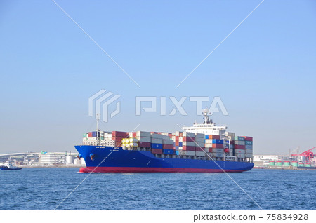A container ship that departs from Osaka Port after leaving the Sakisu Container Terminal. 75834928