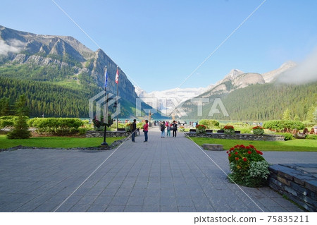 Chateau Lake Louise front yard Chateau Lake Louise front yard 75835211