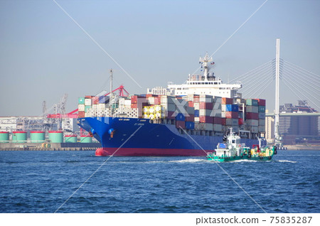 Container ship departing from Osaka Port 75835287