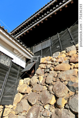 Matsue Castle and Ishigaki, national treasures of the existing twelve castle towers 75836193