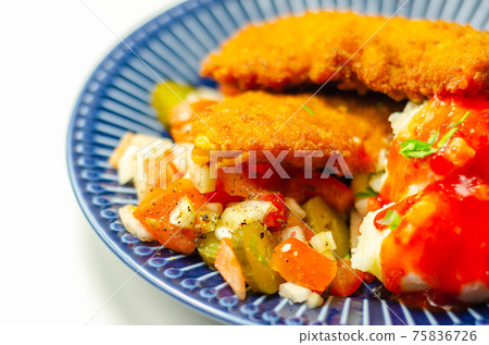 Spicy chilli chicken fillets served with mashed potatoes and salad of tomatoes, cucumbers and onions 75836726