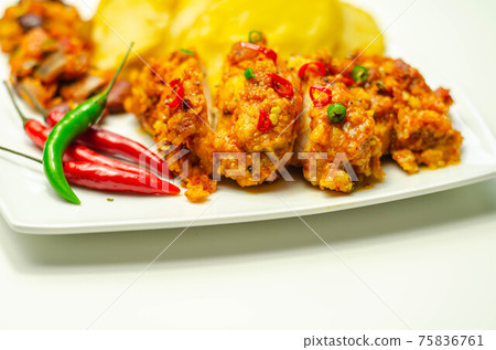 Chicken breast fillet with a chilli and cheese tomato sauce with crispy potato slices and minty bean salad Chicken breast fillet with a chilli and cheese tomato sauce with crispy potato slices and minty bean salad 75836761