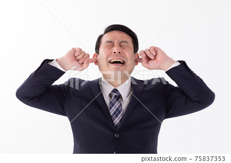 閉上他的耳朵的商人中間 閉上他的耳朵的商人中間 75837353