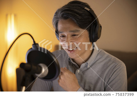 Middle male voice distribution 75837399