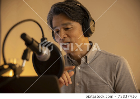Middle male voice distribution 75837410