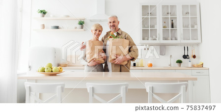 Buying groceries together or courier delivery to cook dinner at evening, vegetarian diet and healthy meal Buying groceries together or courier delivery to cook dinner at evening, vegetarian diet and healthy meal 75837497