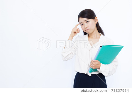 她三十多歲的女商人擔心 75837954