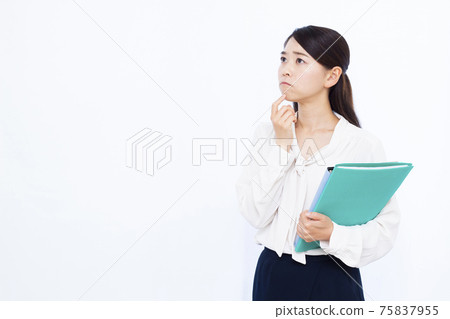 Business woman in her thirties who is worried 75837955