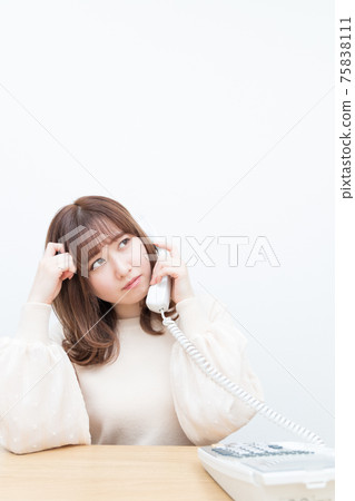 一個在座機上交談時思考的女人 一個在座機上交談時思考的女人 75838111
